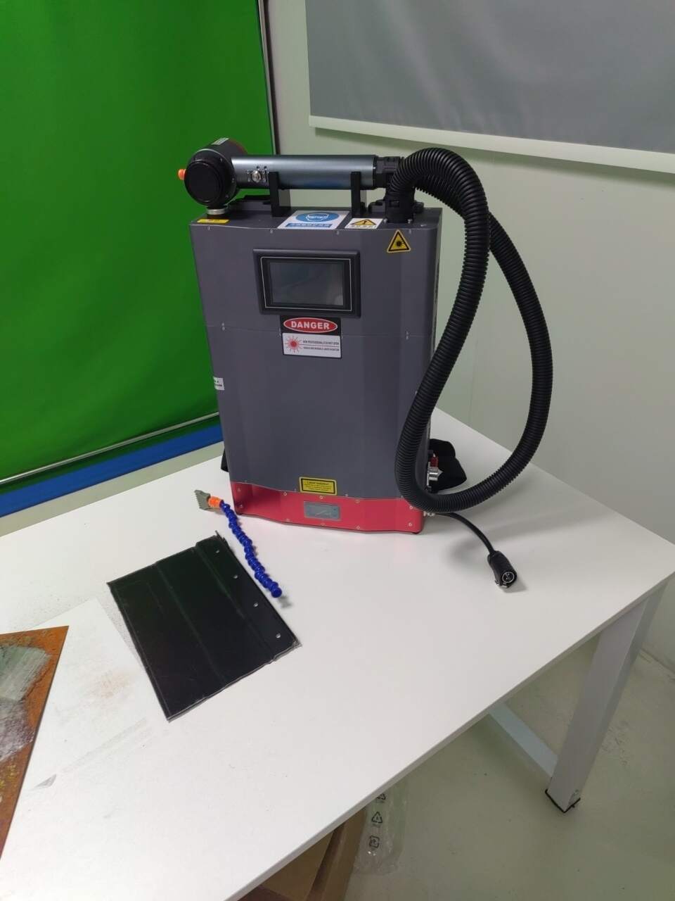 Mașină de curățat cu laser cu fibră cu mini puls de înaltă tehnologie 100w pentru îndepărtarea durerii de rugina metalică